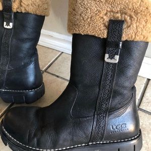 ✨Authentic✨Uggs Blk Leather w/LambsWool trim